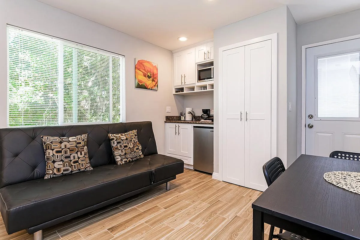 Studio, 300 sqft, $2,000 — Photo 3