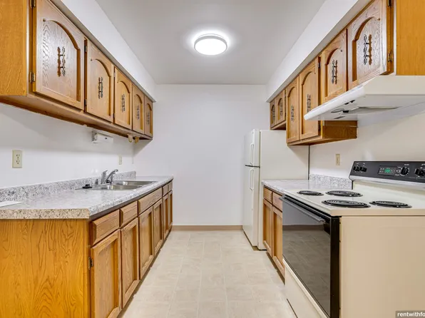Maple Crest Apartments (Calumet Grove)