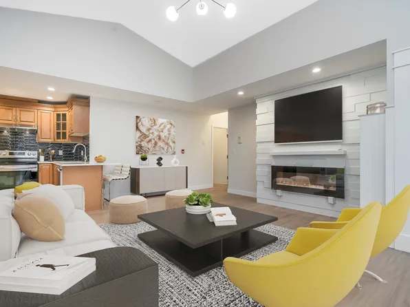 2828 152nd St #208, Surrey, BC V4P 1G6