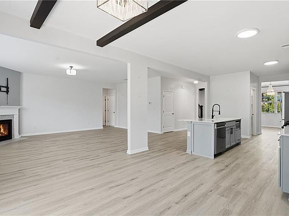 4th image of 123 Possum Creek Ln