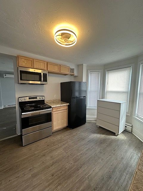 2nd image of 35 Essex Ct #1