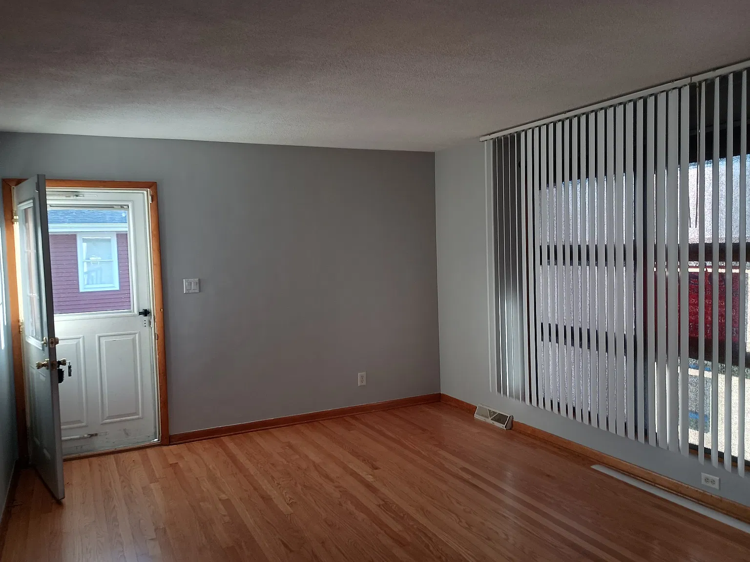 3 bed, 960 sqft, $2,400 — Photo 3