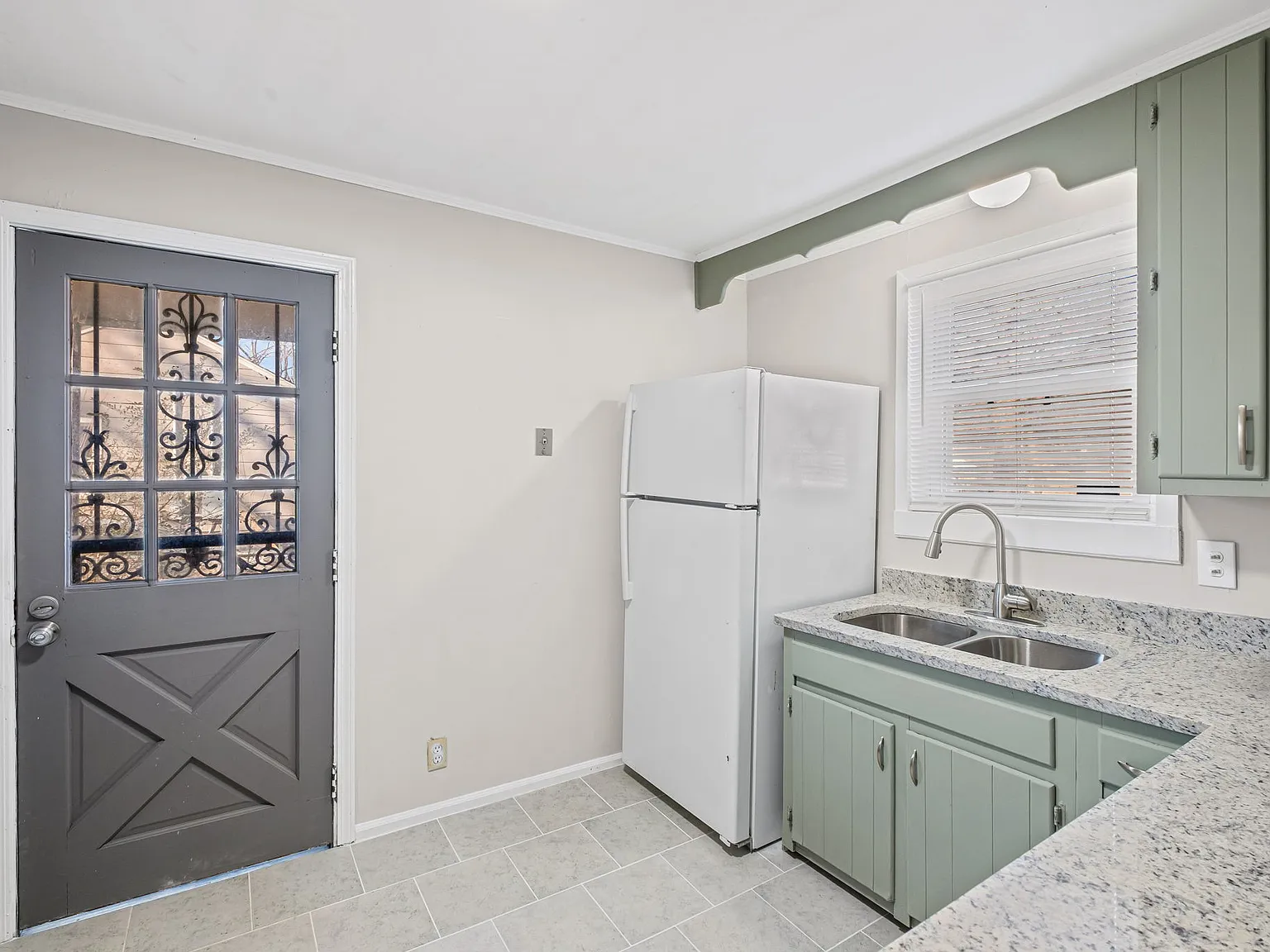 3 bed, 1025 sqft, $1,370 — Photo 4