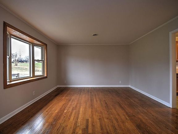 4th image of 605 Midfield Dr