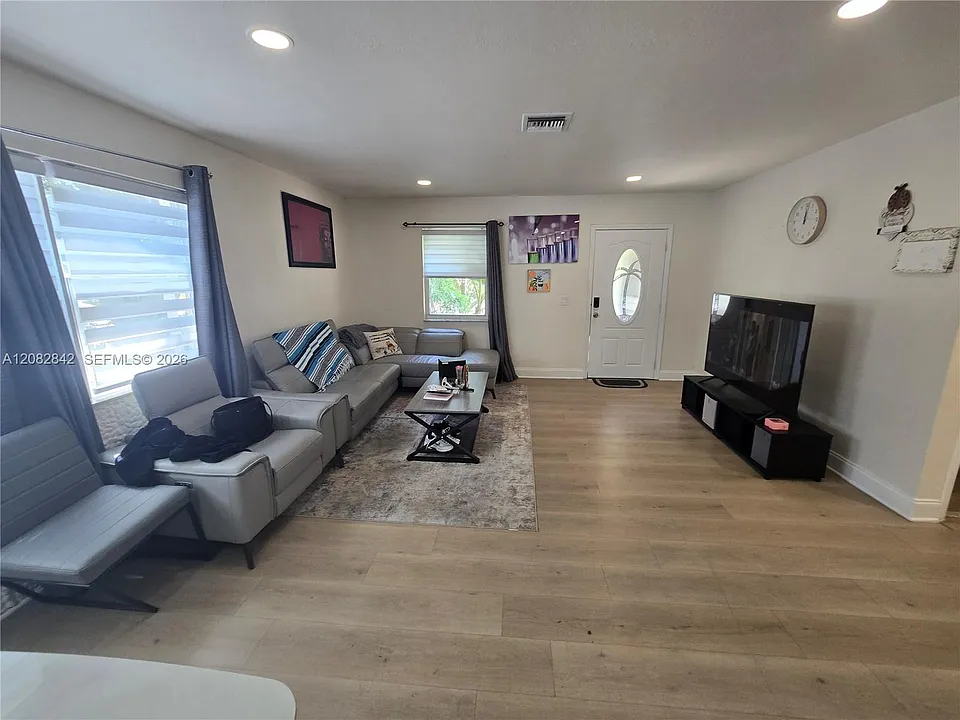 203 NE 2nd Ave #203