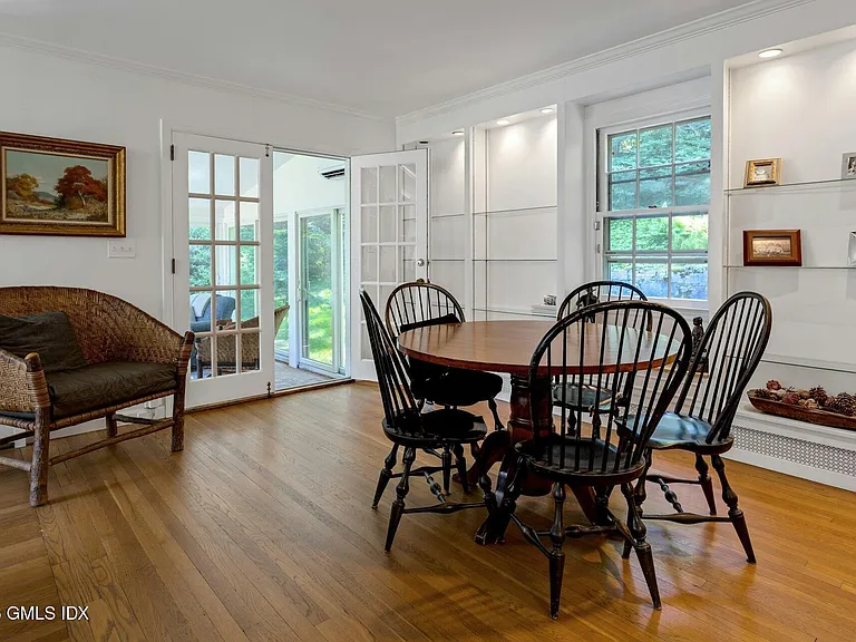 18 Cornelia Dr — Photo 4