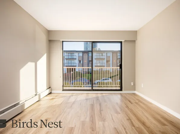 5127 Irving St #204, Burnaby, BC V5H 1T6