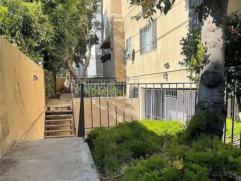 10630 Moorpark St #104 — Photo 54