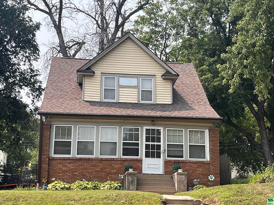 1st image of 2759 Court St