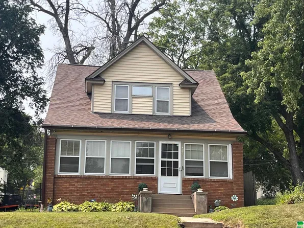 2759 Court St, Sioux City, IA 51104