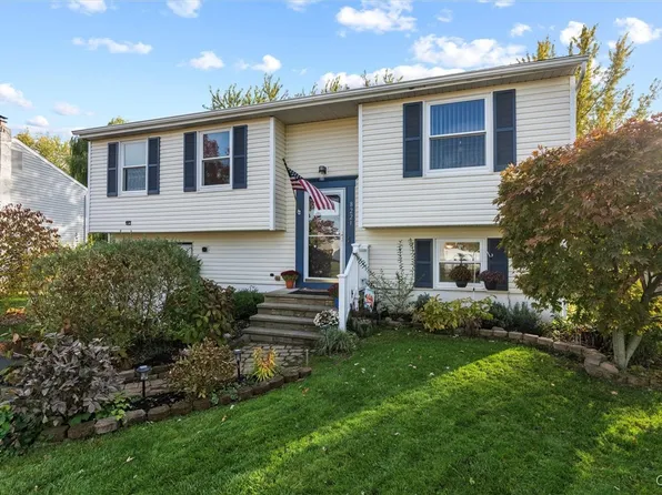 8221 Lucchesi Dr, Clay, NY 13041