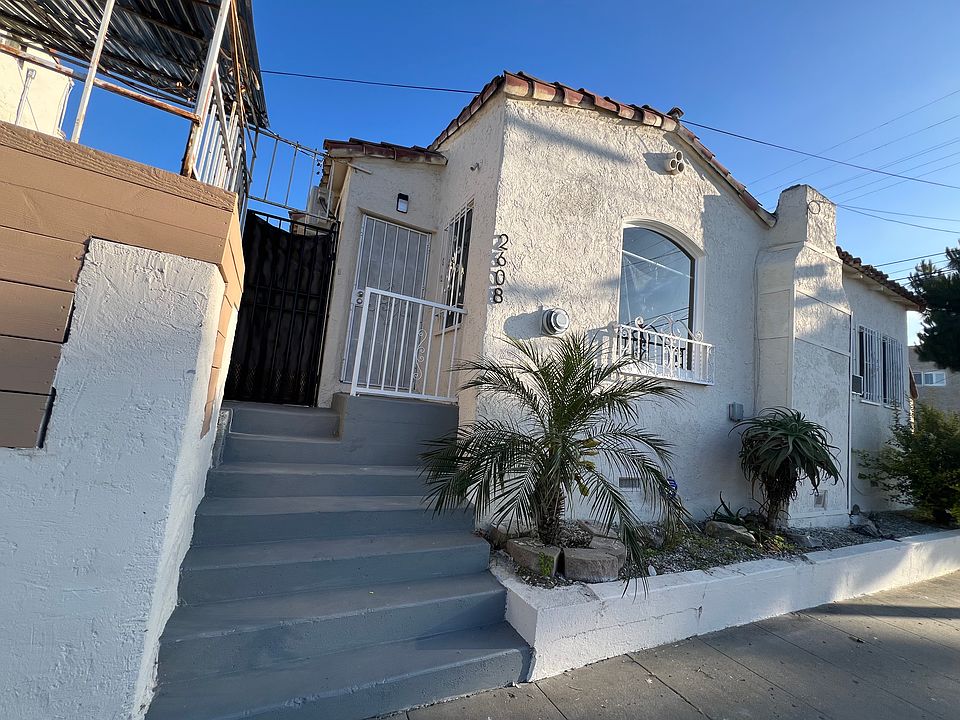 1st image of 2608 W 70th St