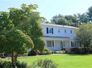 62 Hummingbird Dr, Roslyn, NY 11576