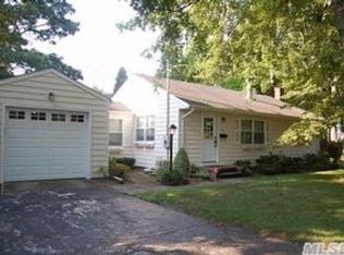 92 Woodlawn Ave, Saint James, NY 11780