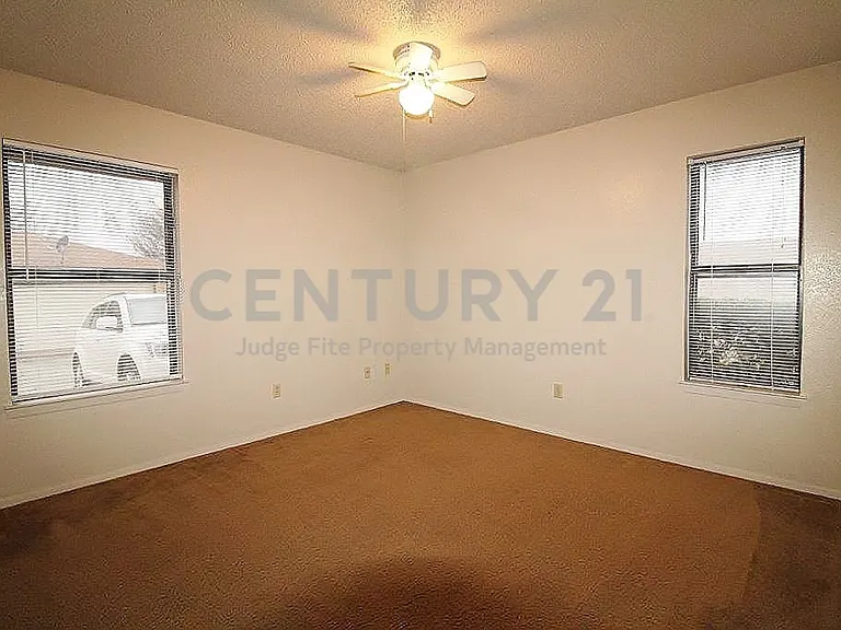 1110 Curtis Dr — Photo 9