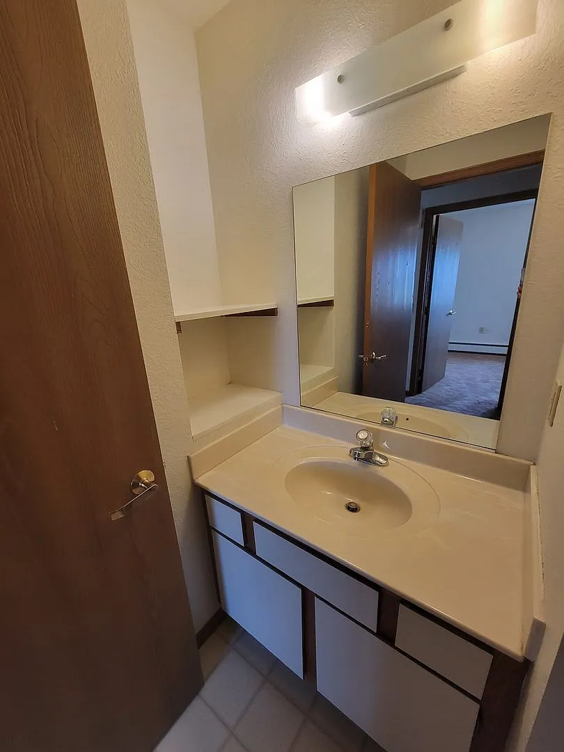 Lakeshore Apartments (Adams) — Photo 2