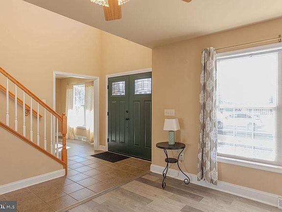 5th image of 11 Irvin Dr