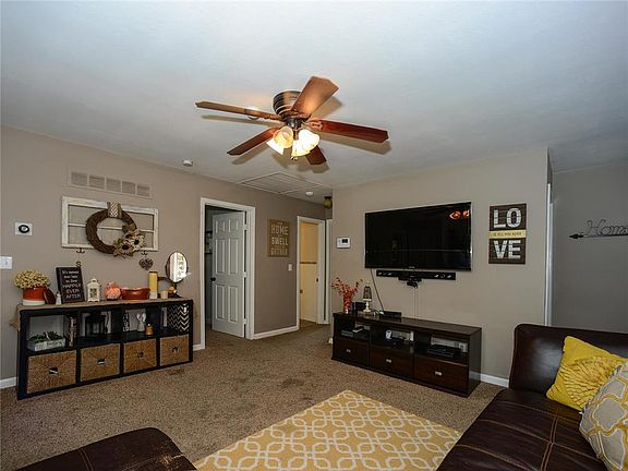3rd image of 3422 Woodend Ave
