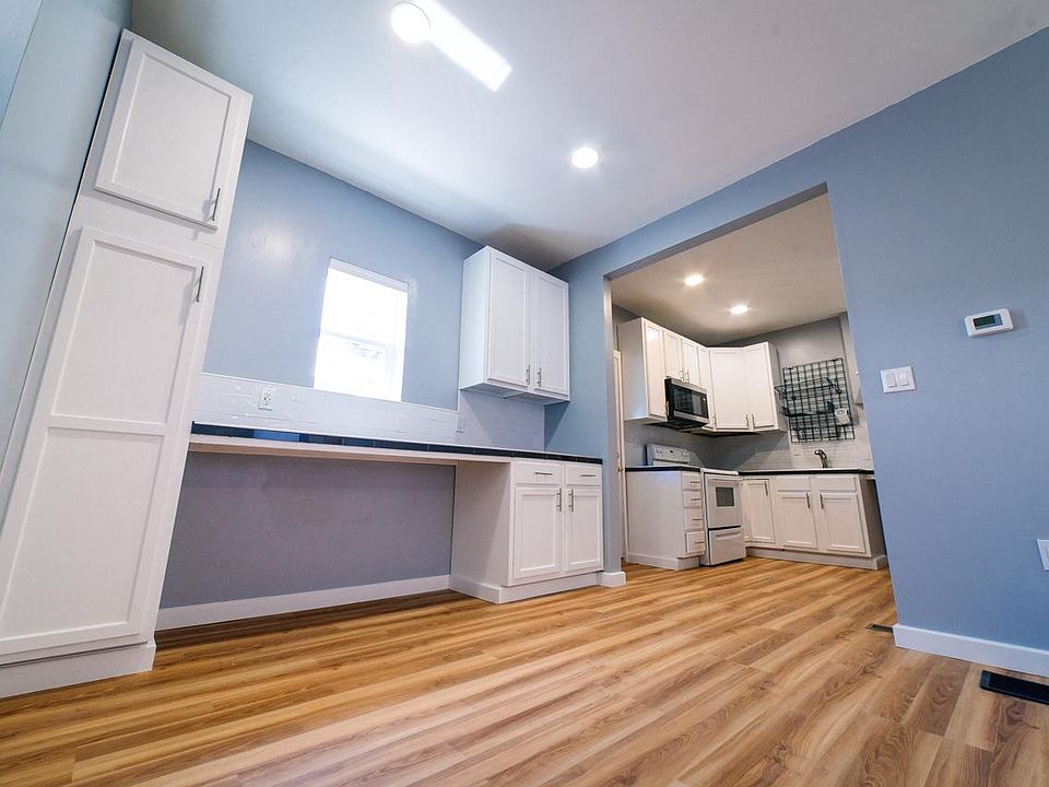 Breakfast Bar and Kitchen