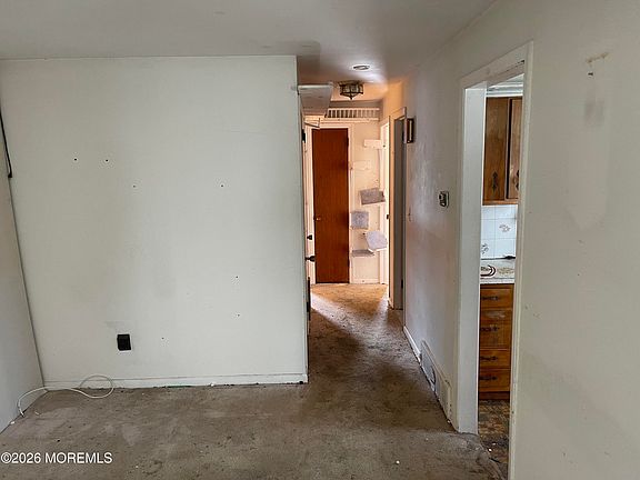 5th image of 547 Oak Terrace