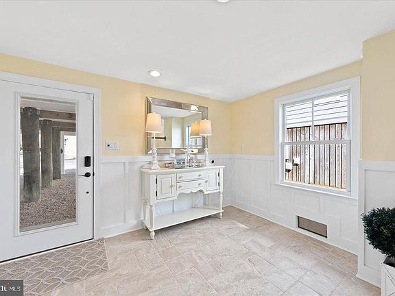 5th image of 220 Hollywood St