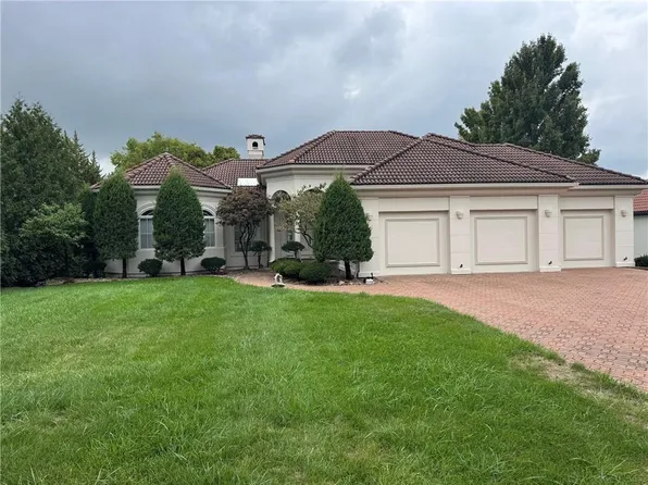 637 NE Shoreline Dr, Lake Lotawana, MO 64064