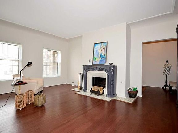 3rd image of 817 W Gunnison St APT 1