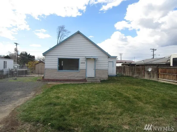 2204 S 2nd Ave, Yakima, WA 98903