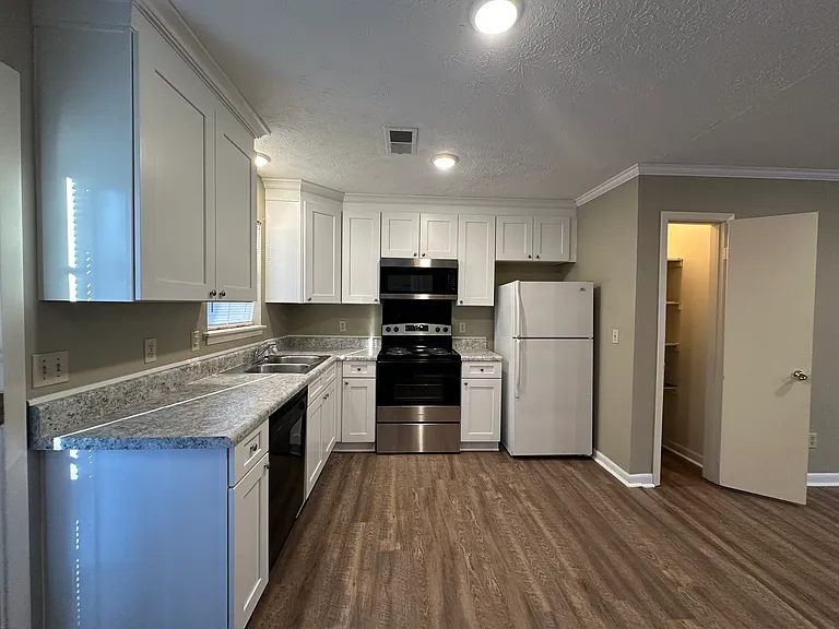 1120 E Lee Blvd #Q167 — Photo 3