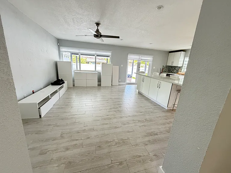 630 SW 46th Ave — Photo 22