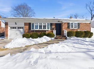 10 Darnley Pl, Huntington Station, NY 11746