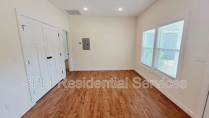 Building Photo - 230A Oak Leaf Dr