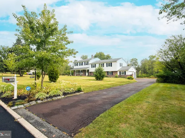 1449 W Lamplighter Ln, North Wales, PA 19454