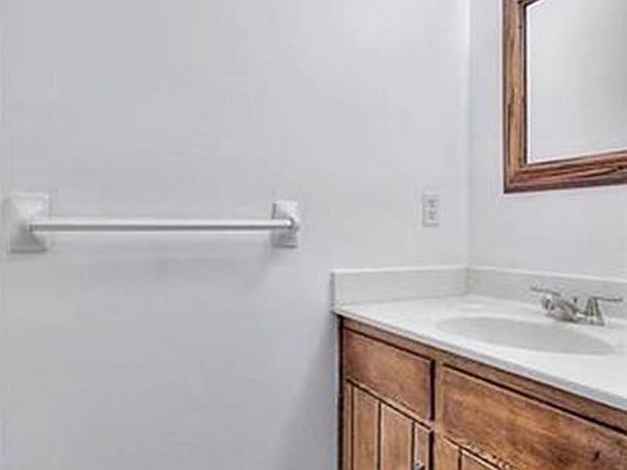 4th image of 505 NW Manor Dr