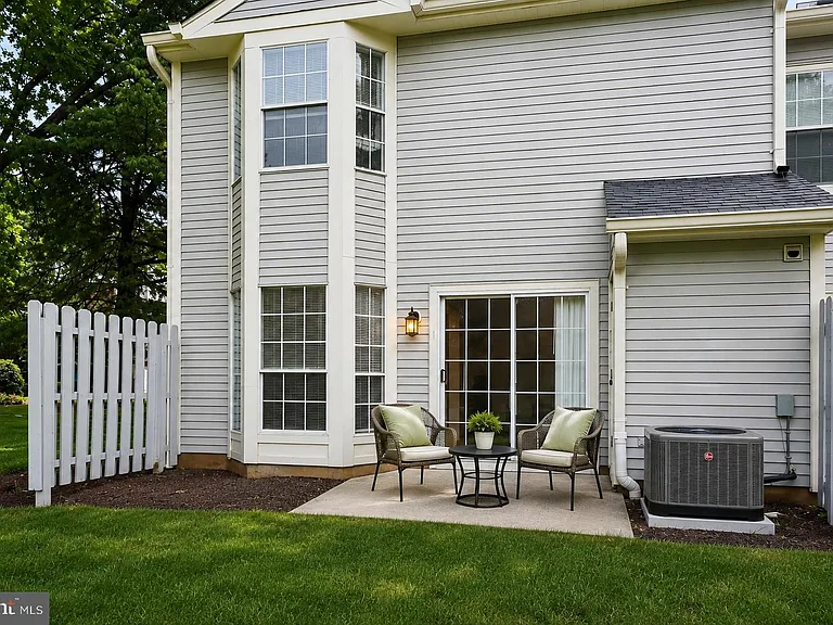 1 Colebrook Ct — Photo 32