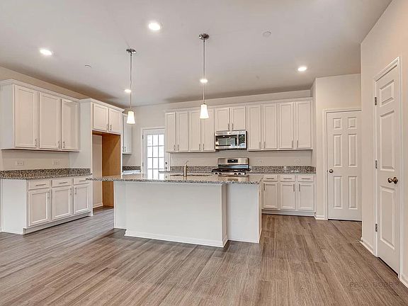 5th image of 264 Hoffman Dr