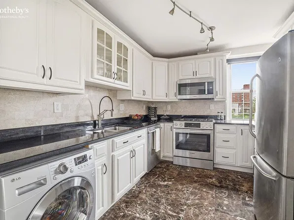 360 W 22nd St APT 8M, New York, NY 10011