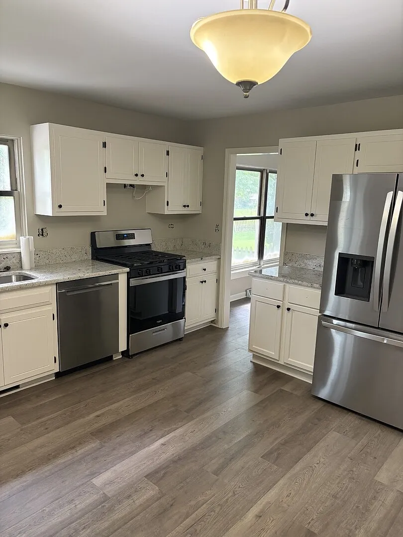 4 bed, 2.5 bath, 2120 sqft, $3,400 — Photo 4