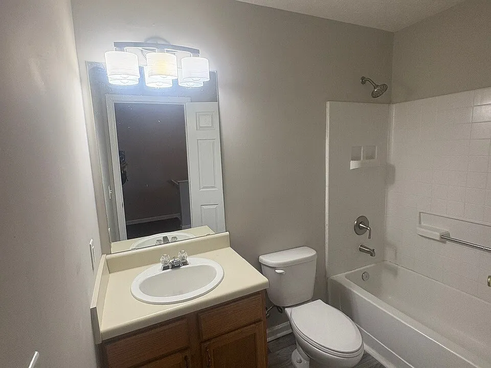 5863 Strathmoor Manor Cir