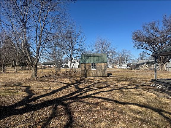 3rd image of 105 Prairie St