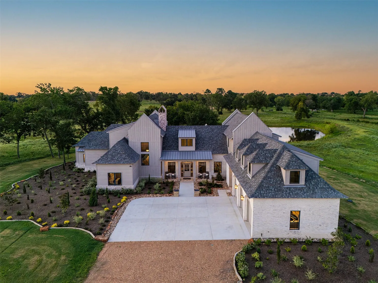 5 bed, 7.0 bath, 6455 sqft, $8,500 — Photo 1