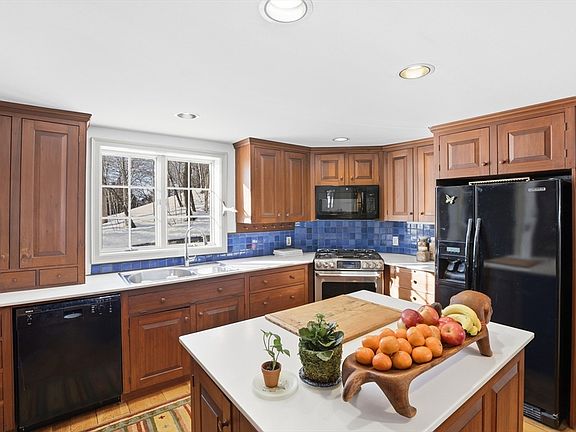 5th image of 105 Lexington Rd