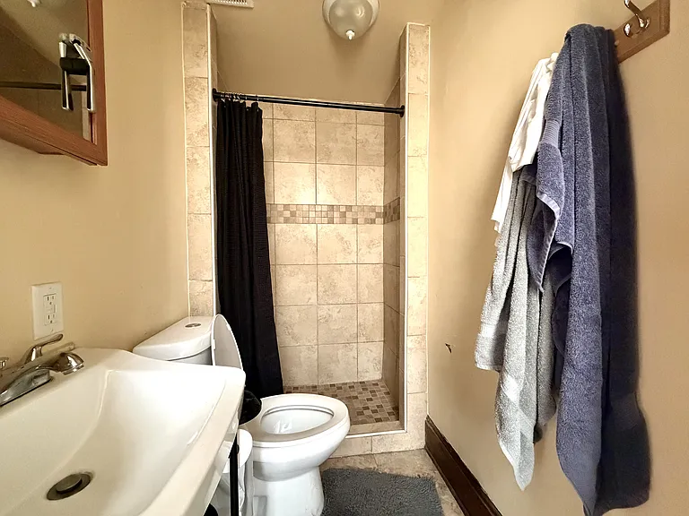 2242 Victor St — Photo 6