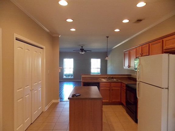 3rd image of 305 Daniella Ln