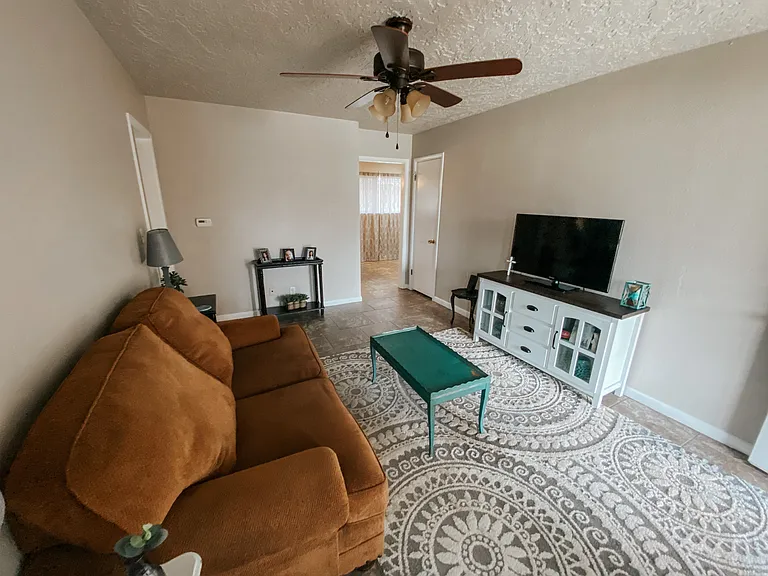 208 Thompson Dr — Photo 3