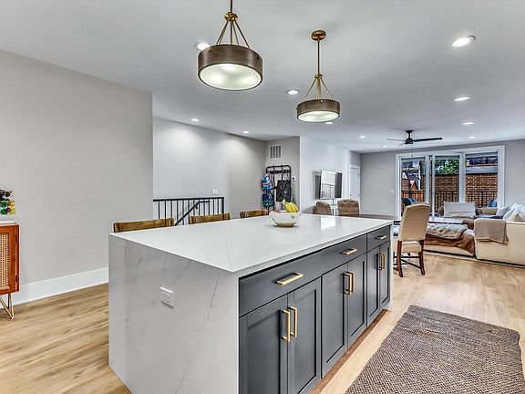 4th image of 1647 W Irving Park Rd #1W