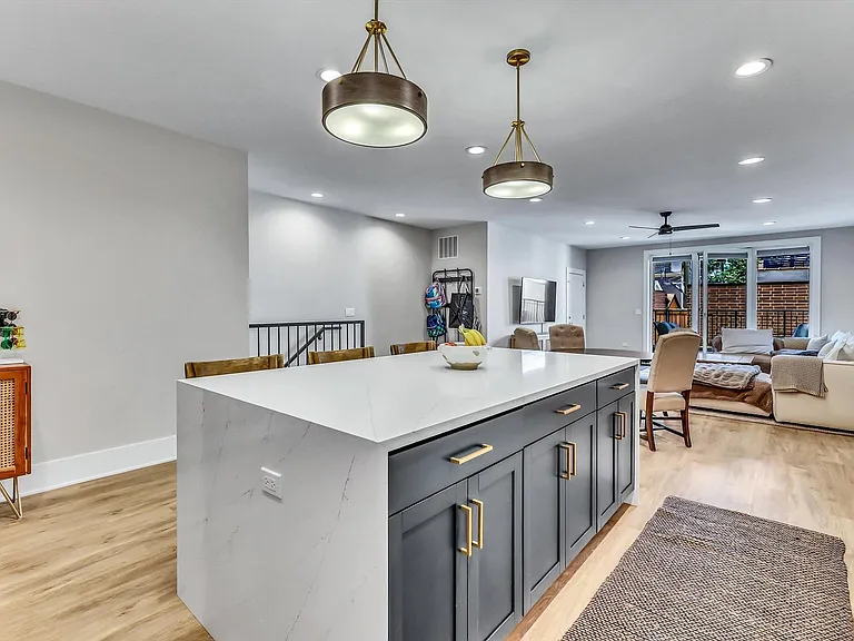 1647 W Irving Park Rd #1W — Photo 4