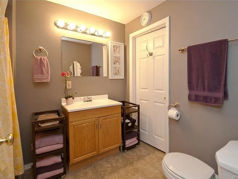 master bath (1st floor)