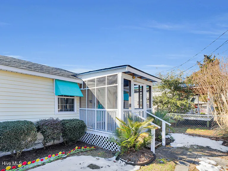 2107 Bay St — Photo 28