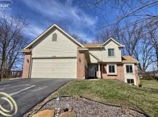 13598 Northridge Dr, Holly, MI 48442